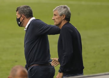 El entrenador del Celta, Óscar García, y el entrenador del Barcelona, Quique Setién, se saludan tras la finalización del partido. 
 