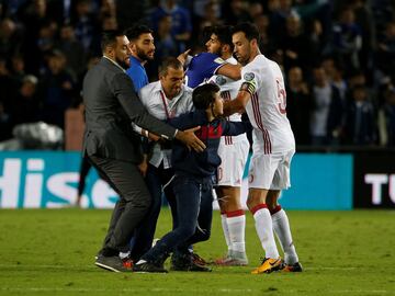 Varios espectadores israelíes se lanzaron al césped del estadio en Jerusalén tras finalizar el partido. Fueron detenidos y uno de ellos portaba un cuchillo.