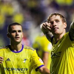 El Cádiz golpea primero y gana al Almería a base de insistencia