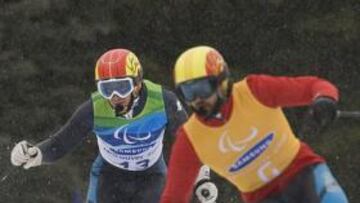 El esquiador español Jon Santacana (en la imagen, tras su guía Miguel Galindo) ha ganado la medalla de oro en el Descenso de los Juegos Paralímpicos de Vancouver.