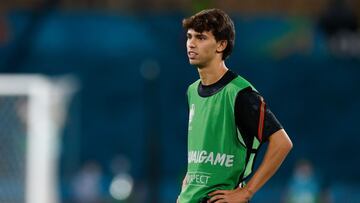 Jo&atilde;o F&eacute;lix, en el calentamiento del B&eacute;lgica-Portugal.