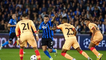 Bruges (Belgium), 04/10/2022.- Ferran Jutgla of Club Brugge (2-L) in action against Reinildo of Atletico Madrid (2-R) during the UEFA Champions League group B soccer match between Club Brugge and Atletico Madrid in Bruges, Belgium, 04 October 2022. (Liga de Campeones, Bélgica, Brujas) EFE/EPA/Stephanie Lecocq