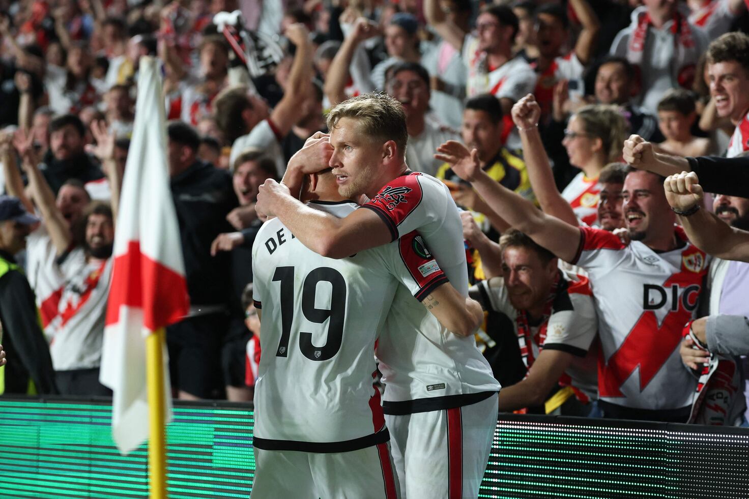El Rayo Vallecano se impone 1-0 al Estrasburgo en la ida de semifinales de la Conference League — image 3