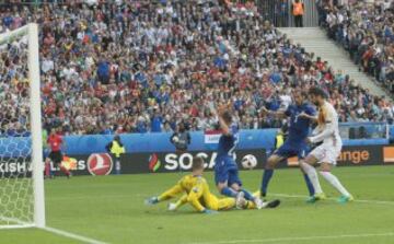 Lanzamiento de falta Éder. Para de Gea pero el balón queda muerto en el área pequeña. Chiellini remata con la oposición de Piqué y marca el 1-0.