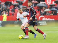 SEVILLA, 04/01/2026.- El defensa del Levante Adrián De la Fuente "Dela" (d) controla la pelota ante Alexis Sánchez, del Sevilla, durante el partido de la jornada 18 de Liga que se disputa en el estadio Sánche Pizjuán. EFE/José Manuel Vidal