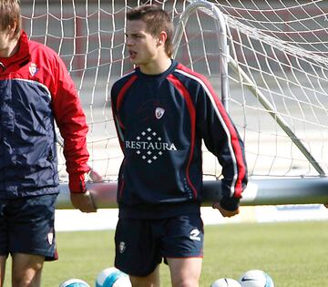 Con 12 años ingresó en la cantera del Osasuna y fue subiendo de categoría hasta debutar el 8 de abril de 2007 en un partido de Liga de Primera División, anteriormente había disputado un partido de Copa del Rey en febrero del mismo año.
