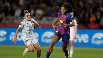BARCELONA, SPAIN - NOVEMBER 15: (L-R) Irune Dorado of Real Madrid Women , Sydney Joy Schertenleib of FC Barcelona Women during the Primera División Femenina match between FC Barcelona Women v Real Madrid Women at the estadi olimpic lluis companys on November 15, 2025 in Barcelona Spain (Photo by David Ramirez/Soccrates/Getty Images)