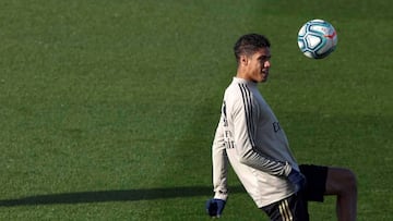 El central del Real Madrid, Raphaël Varane, durante un entrenamiento.