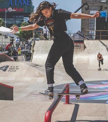 La skater de Niterói (Rio de Janeiro, Brasil) empezó a patinar a los 10 a?os y antes de llegar a los 16 ya ha sido capaz de ganar los principales eventos de skate de Espa?a (Vigo, Barcelona y Madrid), dejando al jurado -y al público- asombrado allí donde va. Esta vez el camino a la gloria pasa por La Marina Sur de Valencia, ?lo conseguirá otra vez?