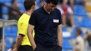 <b>A LA ESPERA. </b>Juan Carlos Mandiá, durante un partido.