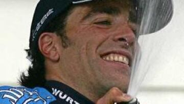 <b>SÉPTIMA ETAPA. </b>Koldo Gil celebra su primera victoria de etapa en el Giro de Italia en el podio de Pistoia.