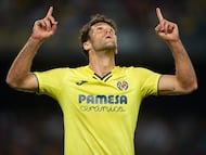 El del Villarreal jugó solamente 21 minutos en el Europeo, y aún lo hacía como jugador de banda. Su posición se ha ido retrasando hasta ser un defensor solvente y mantiene esa buena llegada a línea de fondo.
