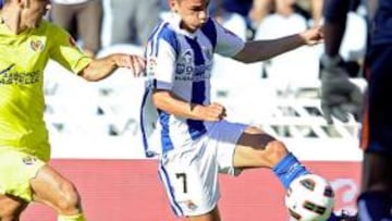 <b>PROTAGONISTA. </b>Griezmann lucha por llevarse un balón en su estreno con la Real en Primera.