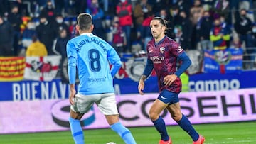 jugadores del Huesca e Ibiza disputan un bal&oacute;n durante el encuentro.