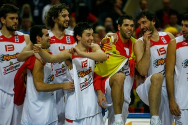 Llull se estrenó en la Selección en el Eurobasket de Polonia (llegó como invitado, pero se ganó la confianza de Sergio Scariolo) y lo hizo con el primer oro en la historia de la Selección masculina. Scariolo le dio la responsabilidad en la última posesión ante Turquía (no salió bien) en un torneo que cerró con 4 puntos y 0,8 asistencias de media.
