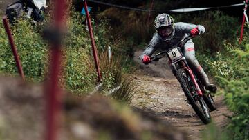 Amaury Pierron con su bici en la parada de la UCI MTB World Cup de DH en Fort William (Escocia).