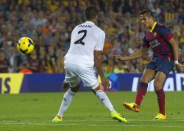 Alexis S&aacute;nchez ya amag&oacute;, Varane le dio espacio y el bal&oacute;n pasar&aacute; por sobre Diego L&oacute;pez.