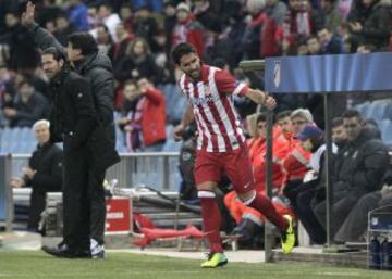El centrocampista del Atlético de Madrid Raúl García se acerca al banquillo a dedicar el gol que acaba de marcar, el primero de su equipo ante el Oporto, en el partido de la sexta jornada de Champions League que se disputa esta noche en el estadio Vicente Calderón de Madrid.