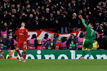 Gianluigi Donnarumma celebra su parada a Curtis Jones del Liverpool durante la tanda de penaltis.