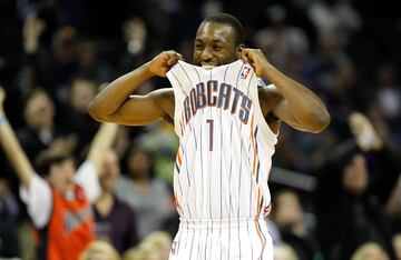 En a?o de lockout y solo 66 partidos por franquicia, los Bobcats firmaron un terrible 7-59. Es el peor porcentaje de siempre, aunque para encontrar el mayor n¨²mero de derrotas hay que ir a las temporadas de 82 partidos: 9-73 los Sixers de 1973. Los de Philadelphia comparten adem¨¢s el r¨¦cord de m¨¢s derrotas derrota seguidas, 26, con los Cavaliers. Para los primeros, fue en la temporada 2013-14. Para los Cavs, en la 2010-11, la primera tras la fuga de LeBron James con destino Miami Heat.