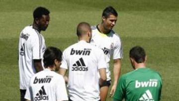 <b>DISTENDIDOS. </b>Adebayor, Özil, Benzema, Cristiano y Dudek, durante el ensayo de ayer.