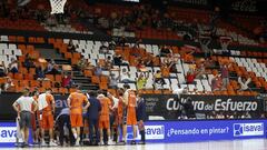 Los jugadores del Valencia Basket en un tiempo muerto. De fondo, los aficionados taronjas, que volvieron a La Fonteta.