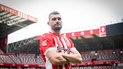 Pablo Vázquez regresa líder a Riazor