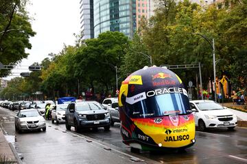 Un buggy circula por las calles de Ciudad de México tuneado con la forma del casco del piloto mexicano de Red Bull Sergio Pérez. La F1 llega al Autódromo Hermanos Rodríguez este próximo fin de semana para disputar el vigésimo gran premio de la temporada del Gran Circo en el que el principal atractivo será el piloto local.