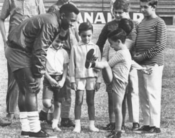 Pelé con un grupo de niños. La selección de Brasil viajó semananas antes a Inglaterra para prepararse el Mundial de 1966. Durante su estancia abrieron muchos entrenamientos al público y los niños querían conocer de cerca a Pelé que aceptaba gustoso las peticiones de los niños ingleses.