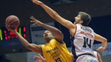 Eulis B&aacute;ez intenta tirar defendido por Maxi Kleber.