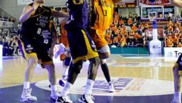 Chris Thomas busca el aro.