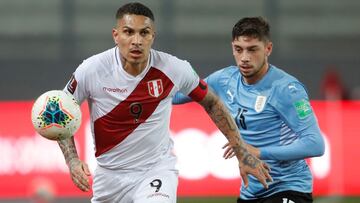 AMDEP9053. LIMA (PER&Uacute;), 02/09/2021.- Paolo Guerrero (i) de Per&uacute; disputa hoy el bal&oacute;n con Federico Valverde de Uruguay, durante un partido por las eliminatorias de Conmebol al Mundial de Catar 2022, en el Estadio Nacional de Lima (Per&