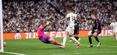 1-1. Disparo de Vinicius y Manuel Neuer, no bloquea el balón y se le escapa. El delantero, que se encuentra dentro del área pequeña, no perdona y anota el primer tanto.