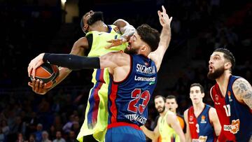 GRAF589. VITORIA, 20/12/2018.- El p&iacute;vot georgiano del Kirolbet Baskonia Thornike Shengelia (c) y el ala p&iacute;vot estadounidense del FC Barcelona Lassa Chris Singleton (i), durante el partido correspondiente a la jornada 14 de la EuroLiga que se disputa hoy en el pabell&oacute;n Fernando Buesa de Vitoria. EFE/David Aguilar