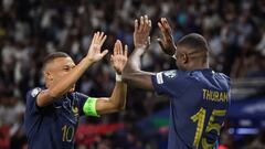 Paris (France), 07/09/2023.- Marcus Thuram of France (R) celebrates with his teammate Kylian Mbappe after scoring 2-0 goal during the UEFA Euro 2024 Qualifiers match between France and Ireland, in Paris, France, 07 September 2023. (Francia, Irlanda) EFE/EPA/TERESA SUAREZ
