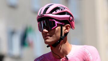 UAE Team Emirates XRG's Mexican rider Isaac Del Toro arrives to take the start of the 18th stage of the 108th Giro d'Italia cycling race of 144kms from Morbegno to Cesano Maderno on May 29, 2025. (Photo by Luca Bettini / AFP)
