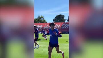 Simeone enseñando a João Félix a defender centros al área