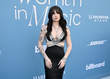Bailey Spinn posa en la alfombra roja de los premios 'Billboard Women in Music 2025'.