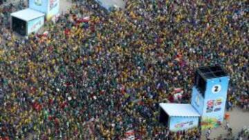 Vista a&eacute;rea de aficionados en el FIFA Fan Fest de la playa de Copacabana, en R&iacute;o de Janeiro.