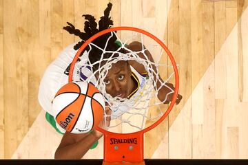 Una vez terminada la fase regular de la NBA es el turno de las chicas. Seattle Storm se impuso 66-63 en la
visita de Los Angeles Sparks al Climate Pledge Arena. Entre otras cosas, el partido dejó esta curiosa imagen cenital en la que Nneka Ogwumike mira desde abajo su canasta hasta asegurarse de que el balón traspasa el aro.