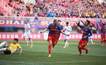 Yuri festeja un gol con el Qingdao Huanghai.