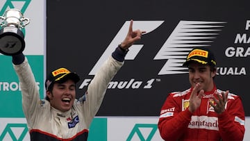 Sergio Pérez celebra ante la mirada de Alonso su segundo puesto en el GP de Malasia de 2012.