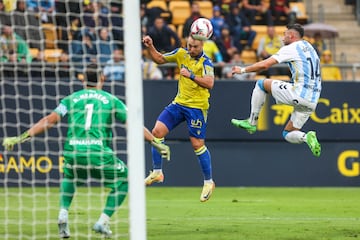 El jugador amarillo hizo un buen partido y fue el autor de los dos goles de su equipo. En lo que va de temporada es de los jugadores más destacados del Cádiz.