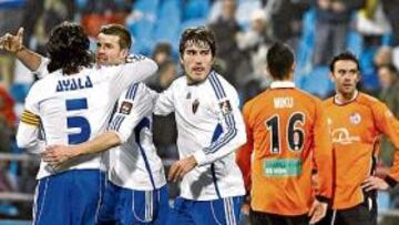 <b>ALEGRÍA VITAL. </b>Ayala, Chus Herrero y Zapater celebran el importante triunfo del pasado sábado.