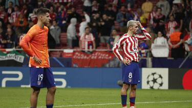 Morata y Griezmann, tras el empate ante el Leverkusen en Champions.