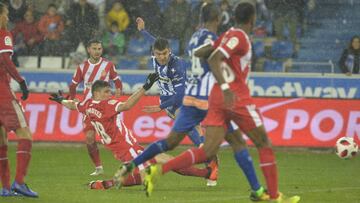 Mart&iacute;n Aguirregabiria remata a puerta en un partido con el Alav&eacute;s.