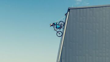 El piloto de MTB Jaxson Riddle, simulando el ángulo que soportan los riders durante el Red Bull Rampage pero en la fachada de un edificio en Salt Lake City (Utah, Estados Unidos).