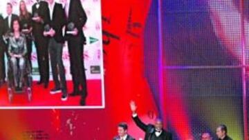 <b>LA GALA DE 2008</b> Así concluyó la Gala del año pasado: foto de premiados en la pantalla, con Tommie Smith y Alfredo Relaño en el escenario.