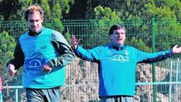 <b>SOBRE EL CÉSPED. </b>Mendilibar dirigió al equipo en el campo de 'Arroyo Molino' de Viana.