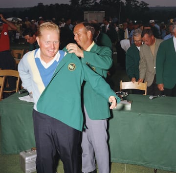 Desde que Horton Smith se alzara con el primer título en 1934, nadie ha triunfado más sobre el verde de Augusta que Jack Nicklaus, Tiger Woods (el más joven en hacerlo con 21 años, tres meses y 14 dias) y Arnold Palmer. El 'Oso Dorado' ganó seis veces (1963, 1965, 1966, 1972, 1975, 1986);  'El Tigre' cinco veces 1997, 2001, 2002, 2005 y 2019) y 'El Rey' lo hizo en cuatro ocasiones (1958, 1960, 1962 y 1964). Si los dos primeros son reverenciados, con placas conmemorativas en las fuentes que jalonan el recorrido, la victoria de Tiger en 1997 fue catártica para los afroamericanos. Nunca un golfista de color se había impuesto en un major y Woods fue a hacerlo precisamente en un club que, con sus matices, fue un símbolo más del racismo en Estados Unidos hasta hace no mucho.